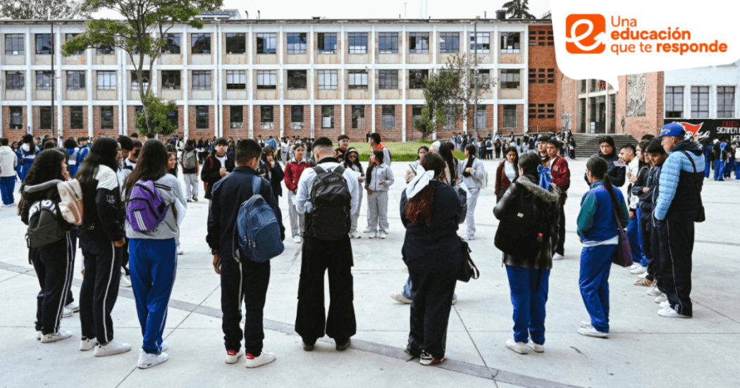 Foto que muestra estudiantes reunidos 