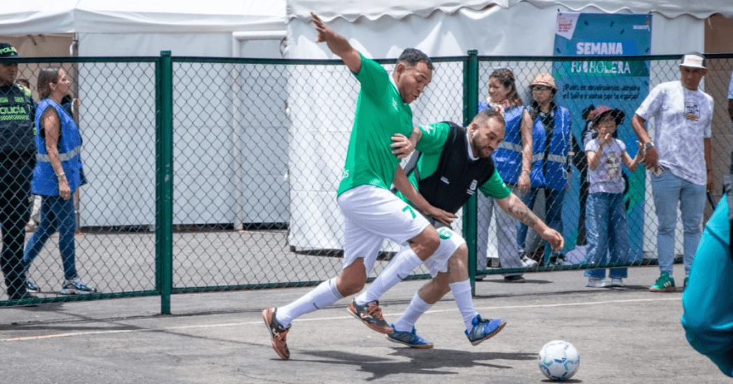 Imagen de dos personas disputando el balón