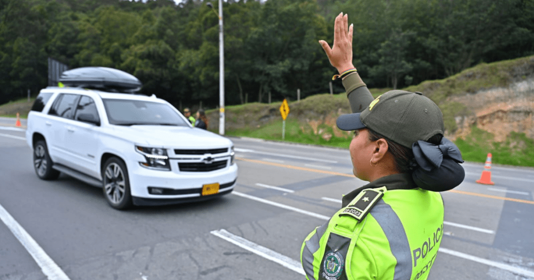 Imagen de una policía de tránsito parando una camioneta blanca