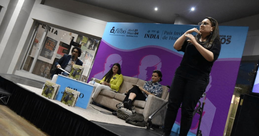 Imagen de los participantes de la charla en la FILBo 2026