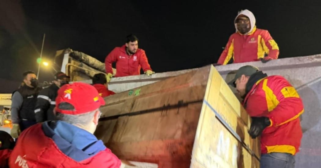 Funcionarios del Distrito en operación de espacio público en la carrera 30