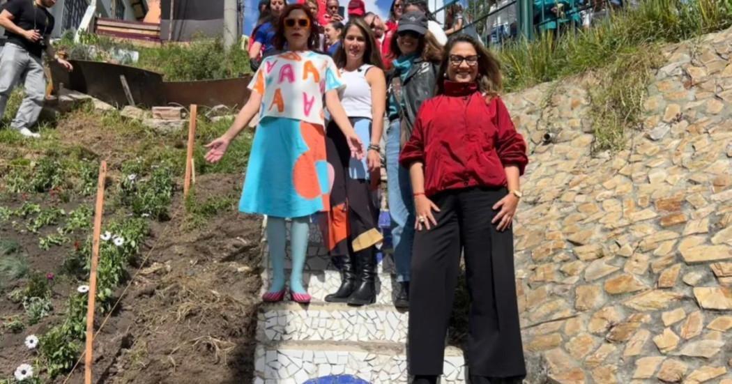 Foto que muestra tres mujeres bajando una escalera 
