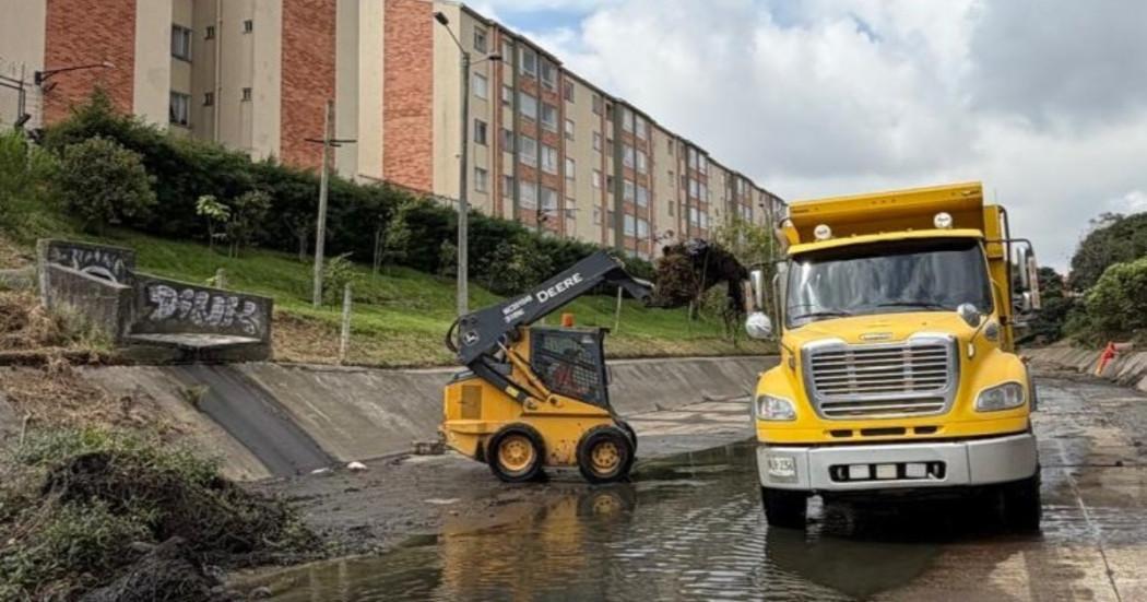 Foto que muestra una volqueta y un vehículo recolector