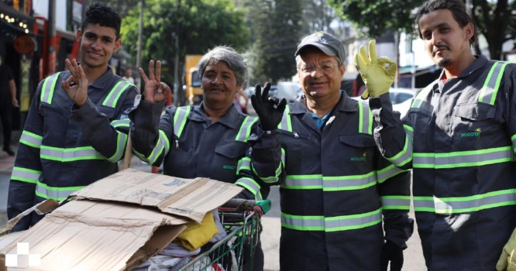 Foto que muestra cuatro personas sonriendo