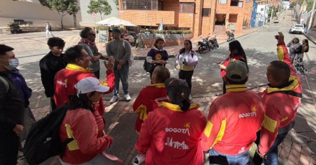 Foto que muestra un grupo de personas reunidas