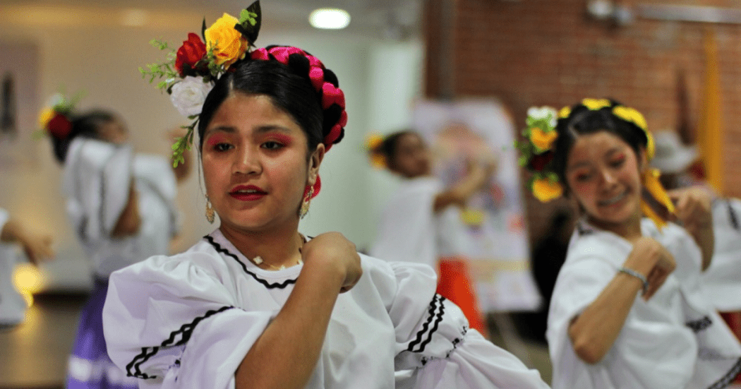 Imagen de dos mujeres bailarinas con trajes típicos