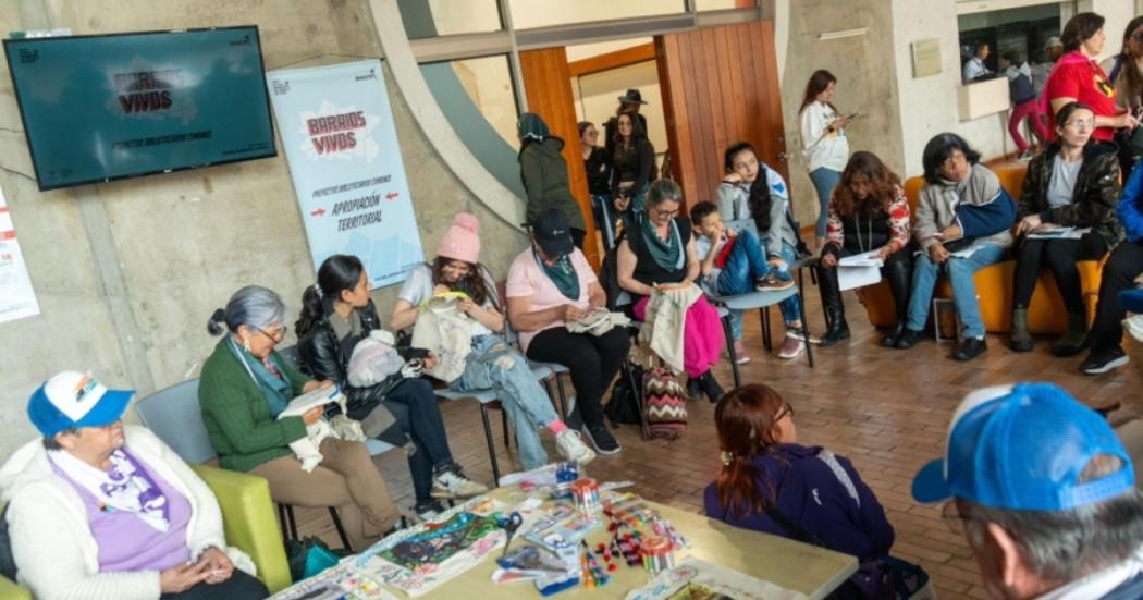 Foto que muestra personas reunidas en un salón