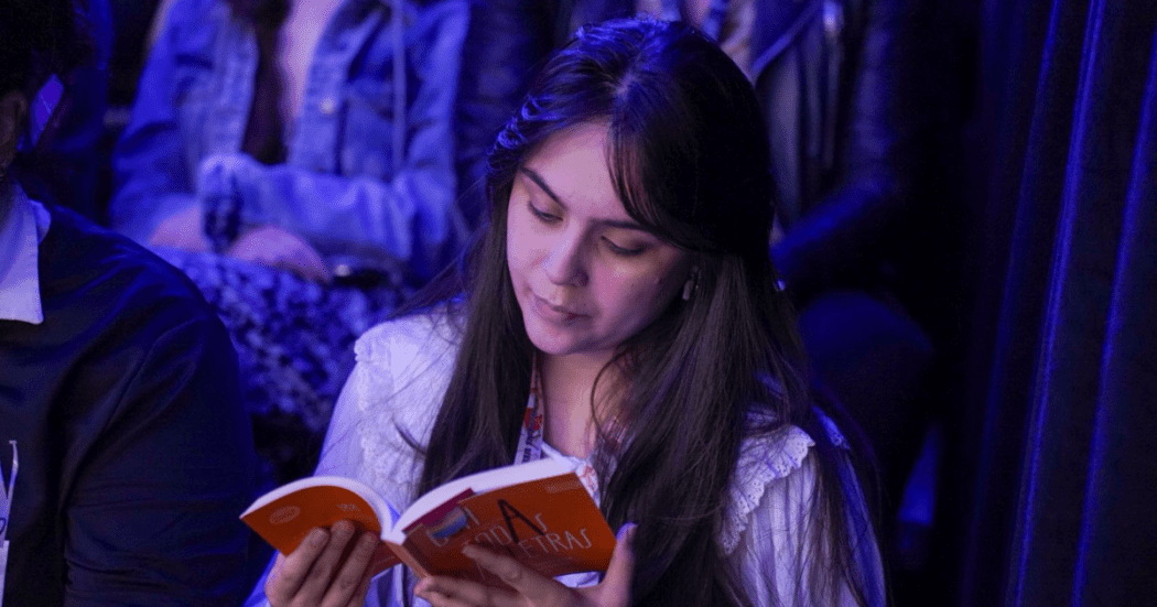 Imagen de una mujer leyendo un libro