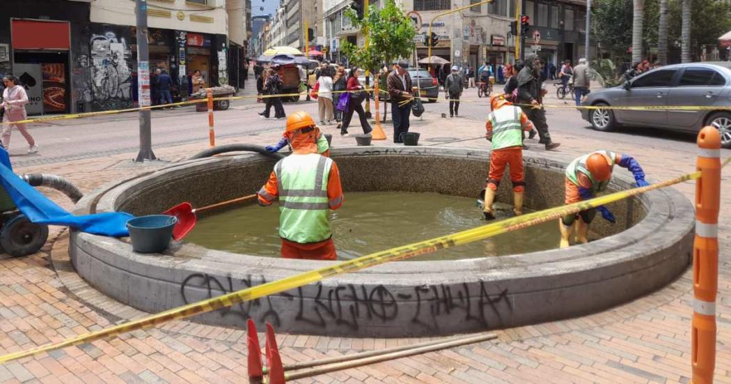 Trabajadores limpiando piletas el Eje Ambiental 