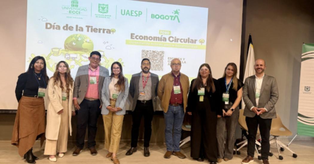 Foto que muestra personas reunidas 