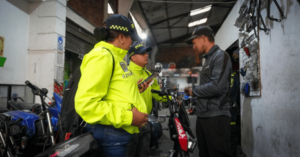 Imagen de dos policías hablando con una persona