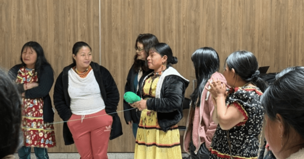 Foto de un grupo de mujeres embera