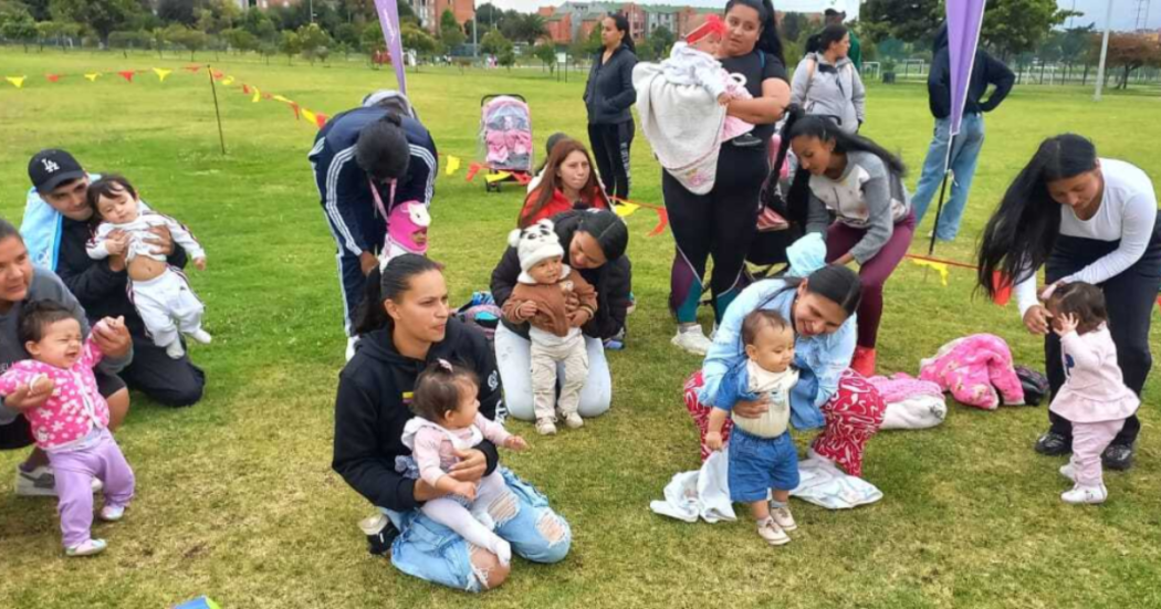 Imagen de varios padres y madres con sus hijos e hijas