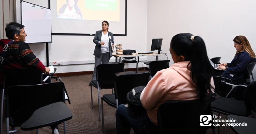 foto que muestra personas hablando