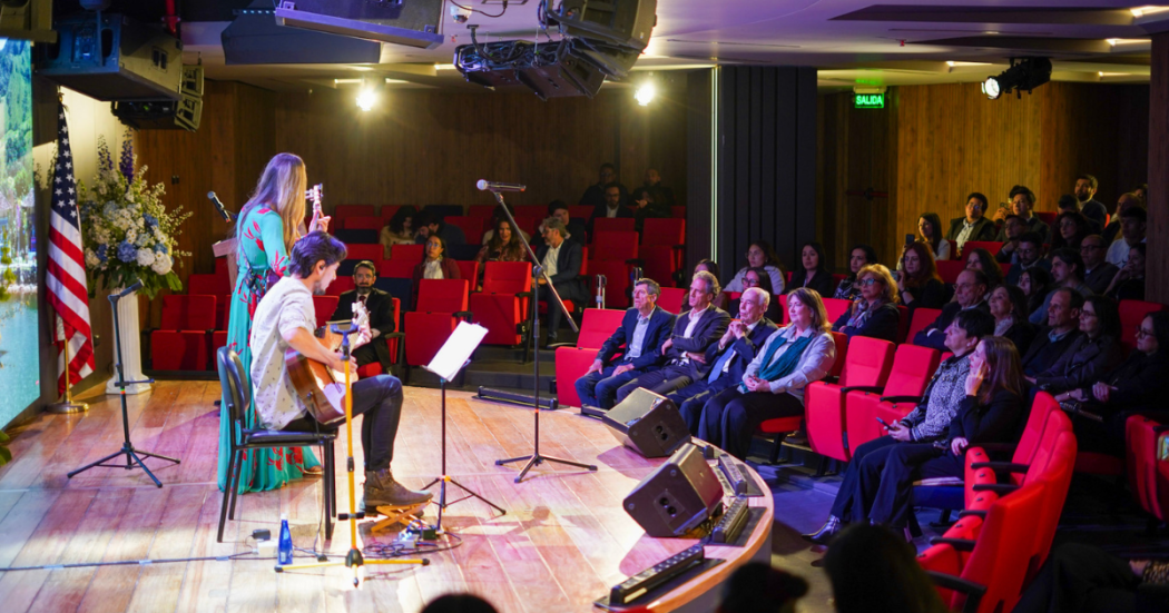 Imagen del escenario durante la noche de inaurguración de este nuevo teatro en Bogotá.