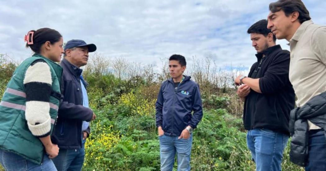 Funcionarios de la Gobernación y de la CAR en la cuenca del río Bogotá