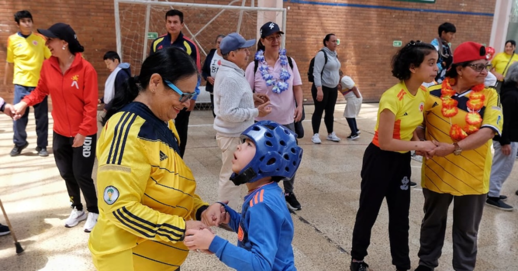 Imagen de una señora jugando con un niño con discapacidad