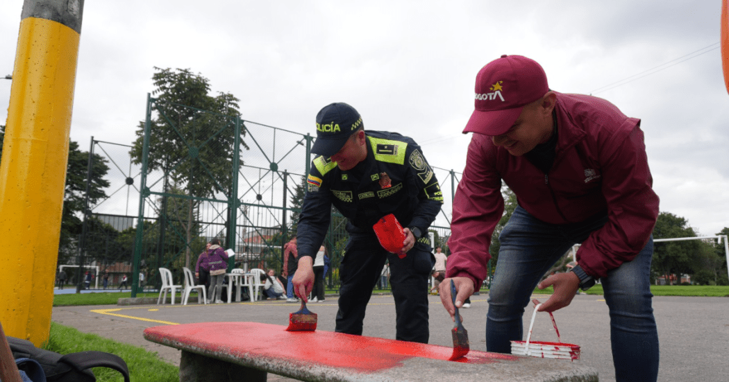 Imagen de varias personas pintando una banca de parque