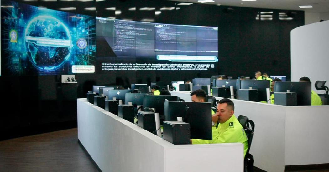 Policías frente a pantallas de computador, monitoreando