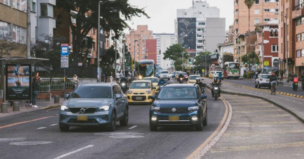 Foto que muestra vehículos andando por las calles