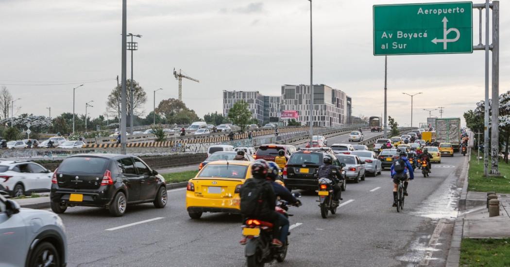 Foto que muestra vehículos circulando por las calles de Bogotá.