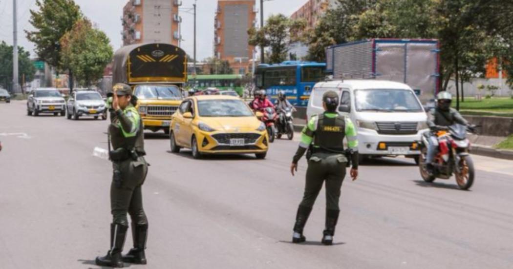 Foto que muestra vehículos andando por las calles