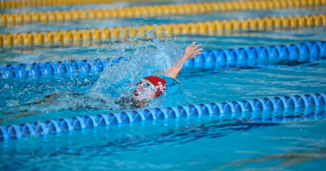 Imagen de una persona nadando en una piscina olímpica