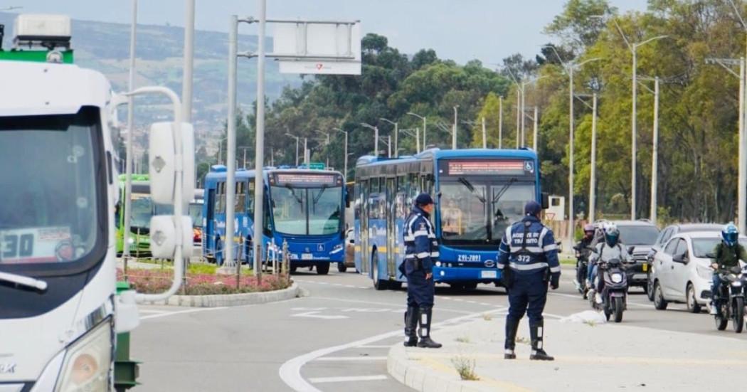 Foto de agentes de tránsito haciendo controles en vías de Bogotá.