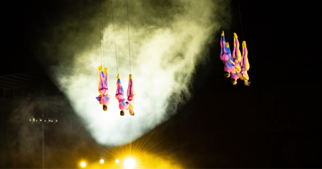 Imagen de la puesta en escena de Nexus, obra que cerró el FIAV 2026 en Bogotá.