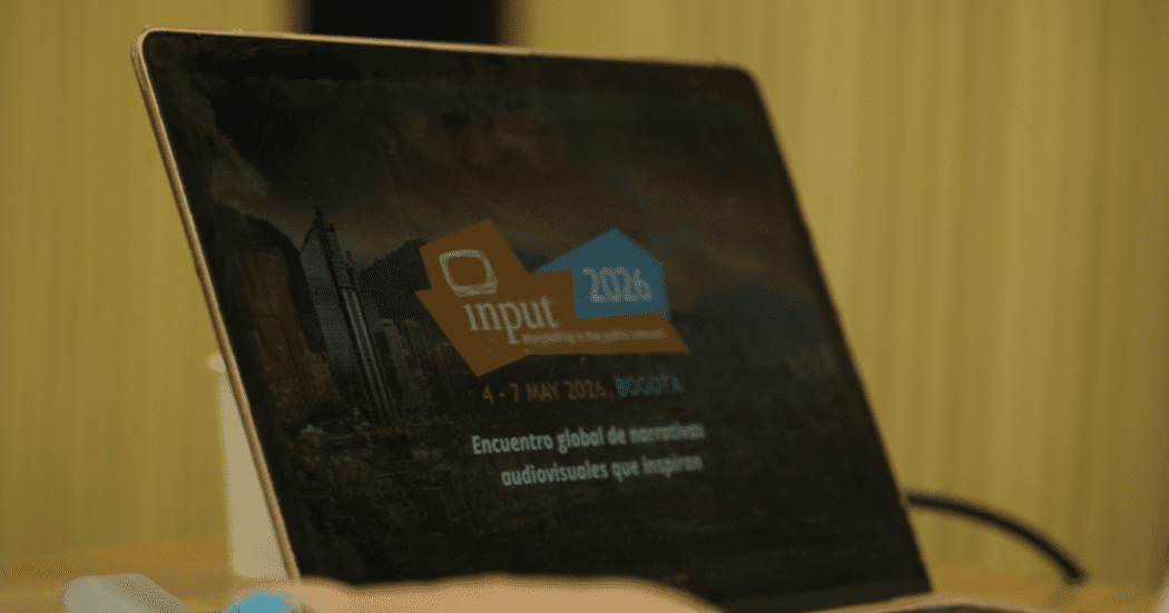 Imagen de un celular con la información del evento.