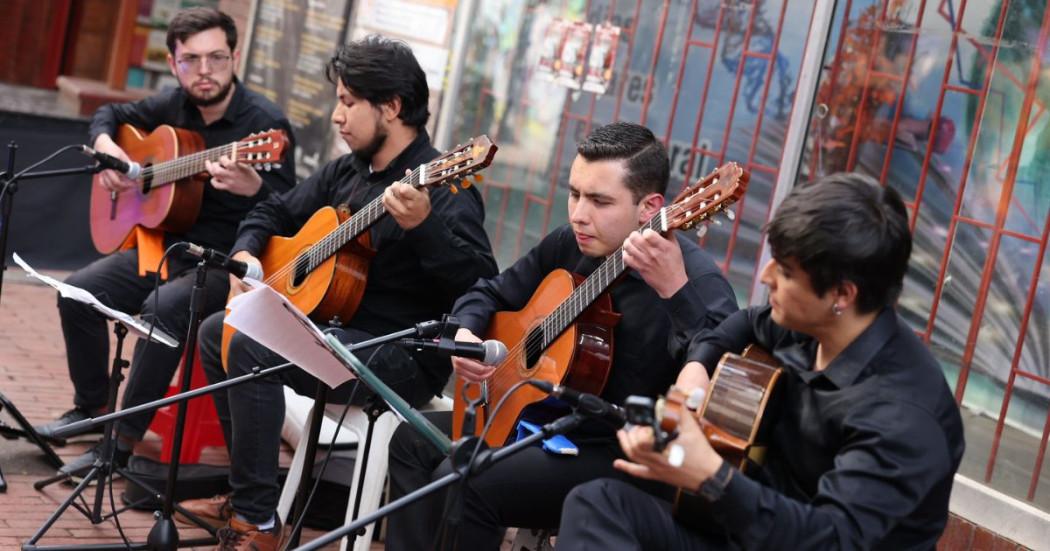 Imagen de grupo musical masculino tocando en vivo