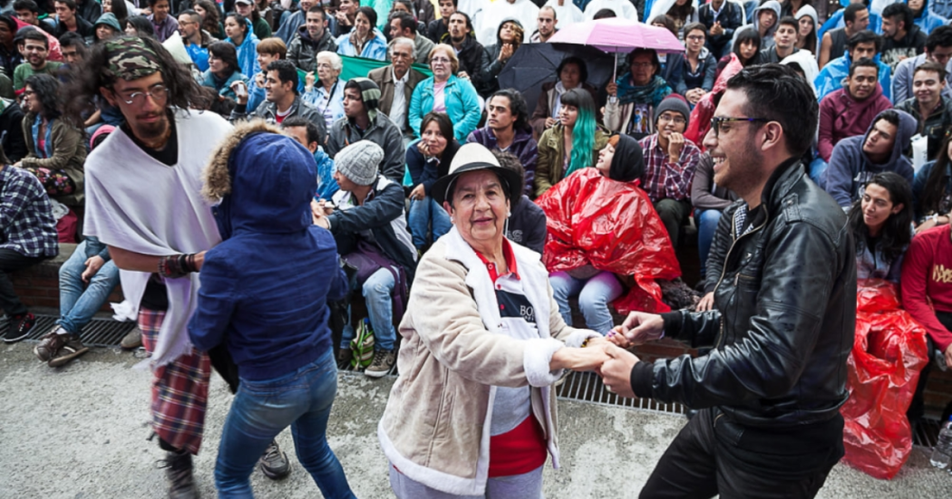 Imagen de varios adultos mayores bailando en una actividad de esta programación.