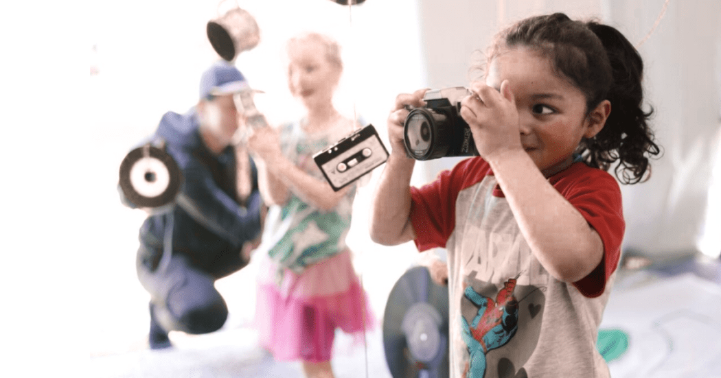 Imagen de varios niños en actividad en Bogotá.