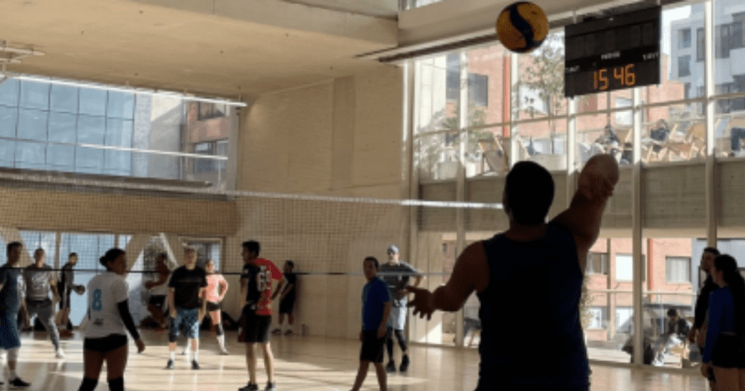 Imagen de un grupo de jóvenes disfrutando de este espacio en el CEFE Chapinero.