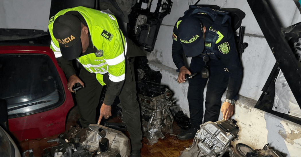 Imagen de dos policías incautando los motores