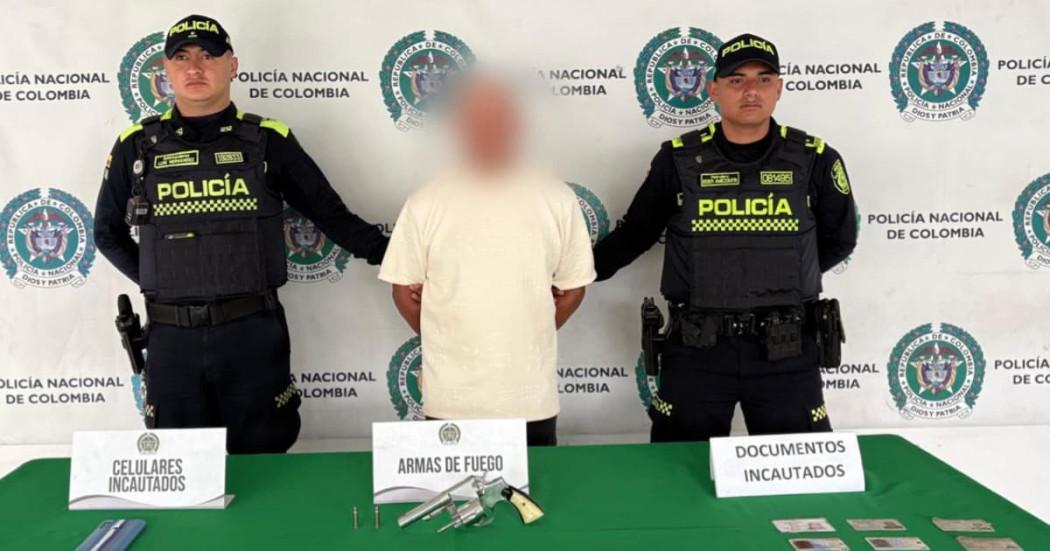 Hombre capturado con arma y documentos incautados