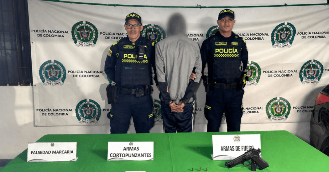 Imagen del hombre capturado junto a dos policías 