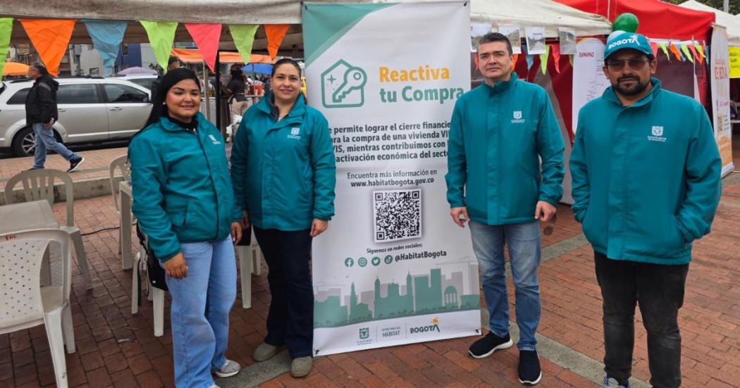 Foto que muestra tres personas sonriendo