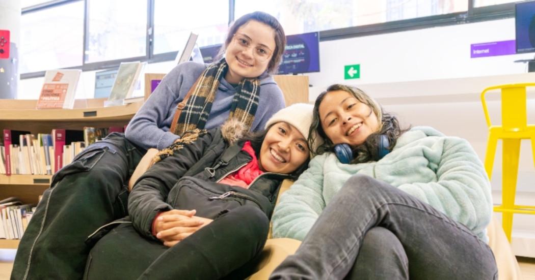 Tres personas sonriendo