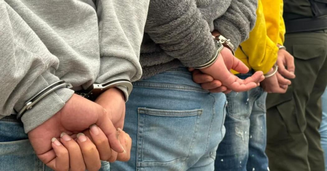 Personas esposadas por la Policía