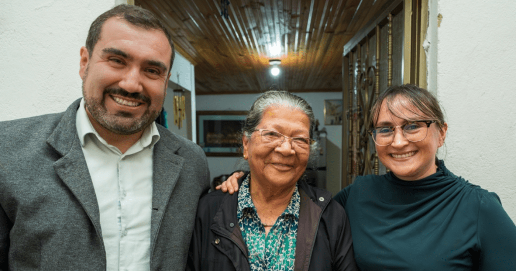 Foto de Sergio Cortés Rincón (Director General del FONCEP), Josefina Jaramillo (Pensionada FONCEP) y Andrea Ríos (Asesora para la Dirección General - Gestión de Comunicaciones y Servicio al Ciudadano FONCEP)