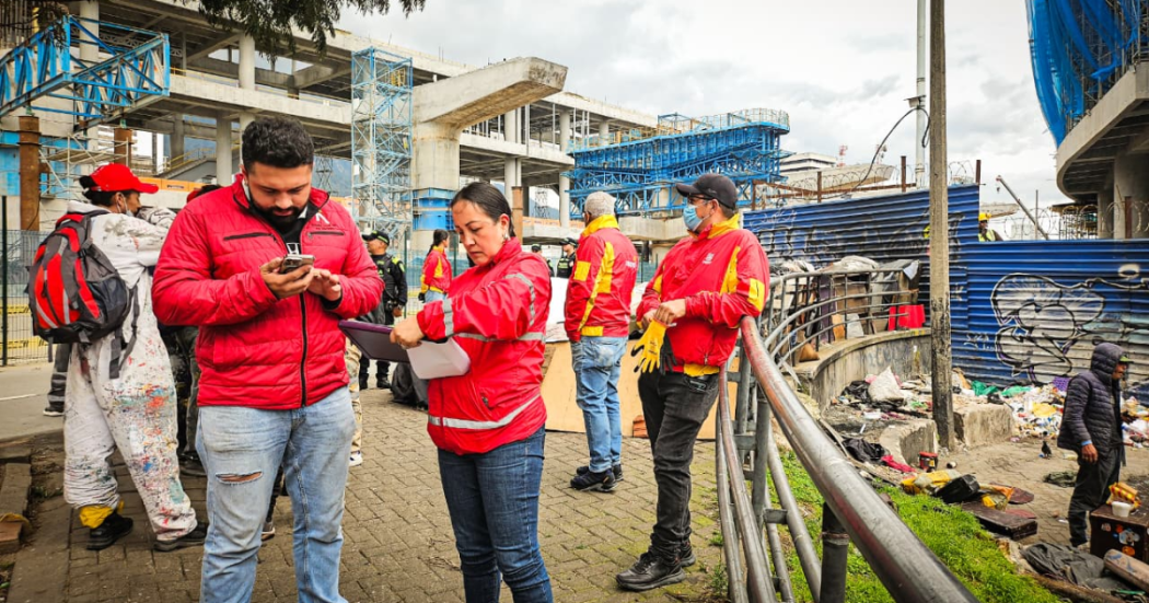 Foto de funcionarios del Distrito en operativo de limpieza