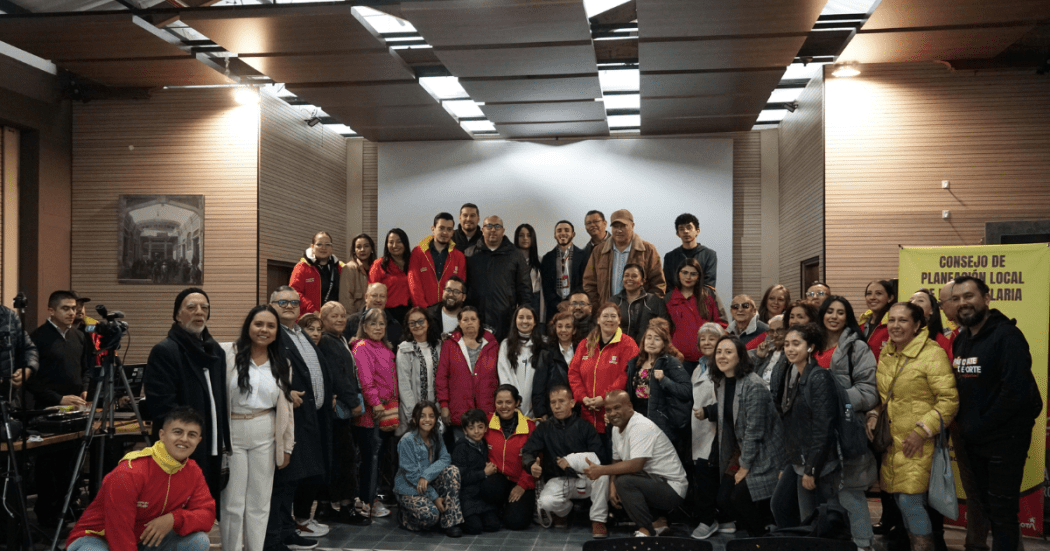 Foto de un grupo de funcionarios de la Alcaldía Local de La Candelaria