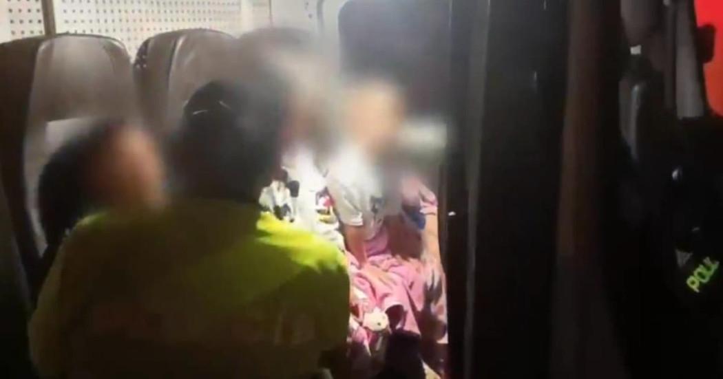 Policías durante operativo para restablecer los derechos de niños abandonados.