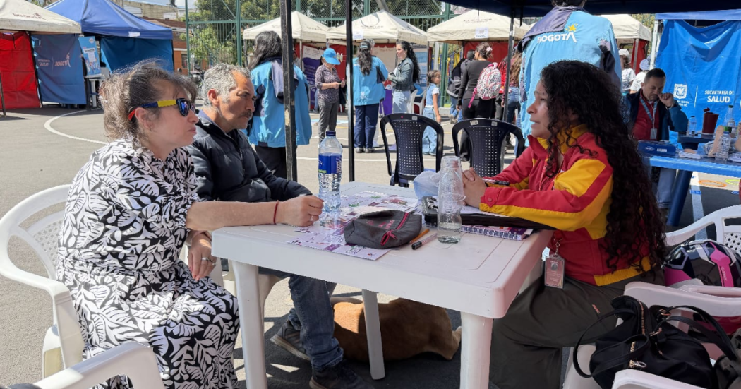 Foto de un funcionario ayudando a un ciudadano