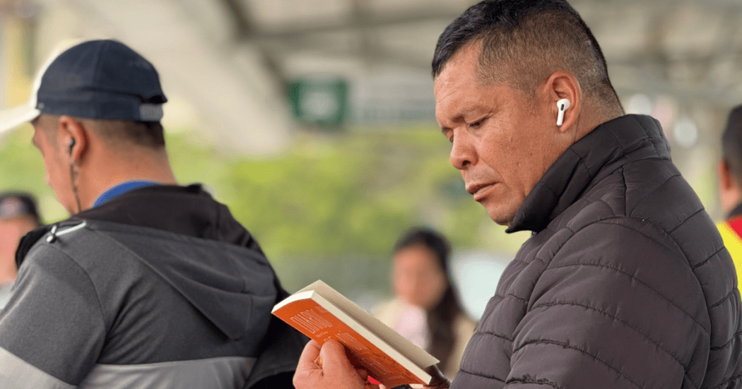 Imagen de un señor leyendo un libro