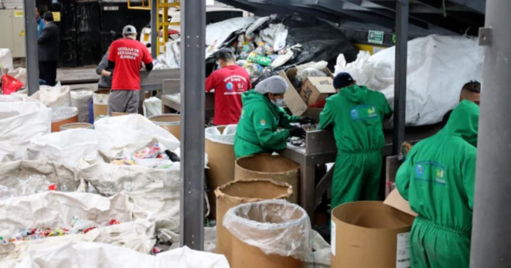 Foto de personas manipulando residuos aprovechables en Bogotá.