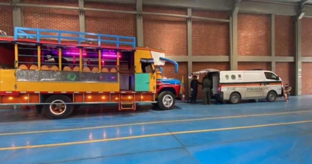 Foto de una chiva rumbera durante el procedimiento de control ambiental en Bogotá.