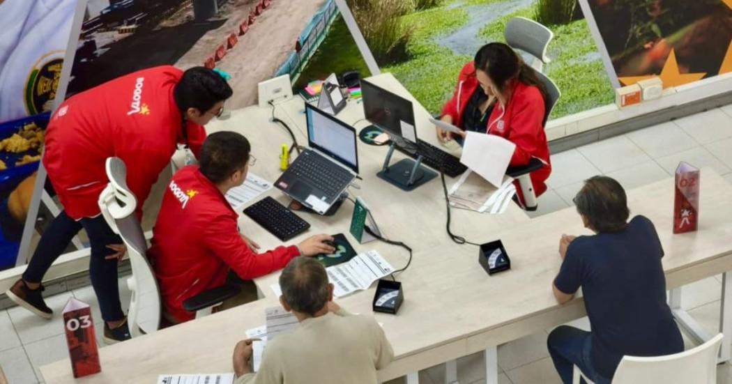 Funcionarios de la Secretaría de Hacienda atendiendo personal 