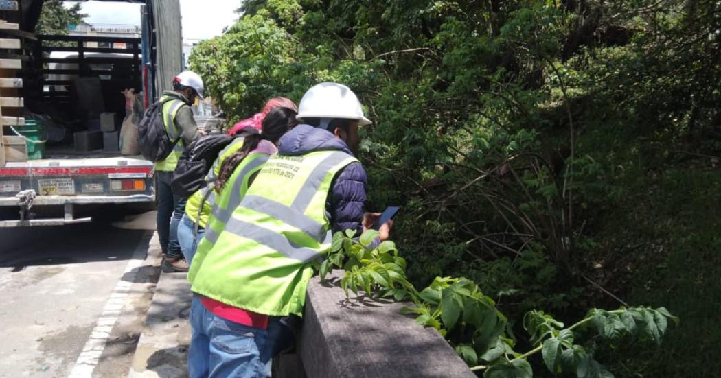 Trabajadores sobre un puente